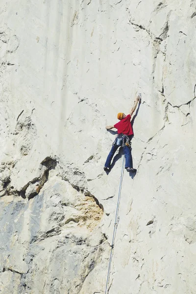 ロック ・ クライマーが挑戦的な崖を昇順極端なスポーツ climbi — ストック写真