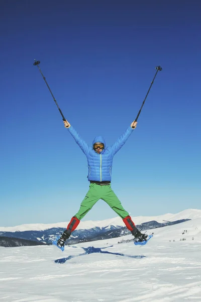 Schneeschuhwanderer läuft im Pulverschnee bei schönem Sonnenaufgang — Stockfoto