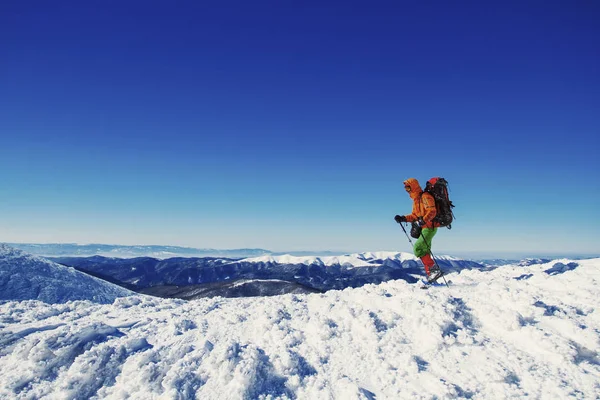 Caminhante sapato de neve correndo na neve em pó com belo nascer do sol li — Fotografia de Stock