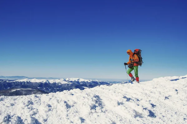 Χιονοπέδιλα walker τρέξιμο στο χιόνι με την όμορφη ανατολή του ηλίου li — Φωτογραφία Αρχείου