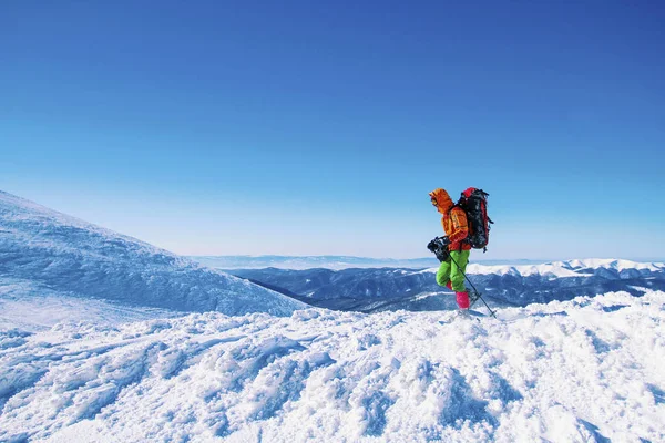 Snösko walker körs i pudersnö med vacker soluppgång li — Stockfoto