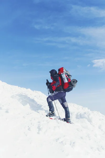 Sneeuwschoen walker uitgevoerd in poeder sneeuw met prachtige zonsopgang li — Stockfoto