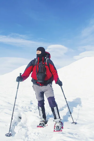 Caminhante sapato de neve correndo na neve em pó com belo nascer do sol li — Fotografia de Stock