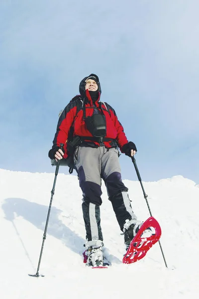 Caminante raquetas de nieve corriendo en polvo nieve con hermosa salida del sol li — Foto de Stock