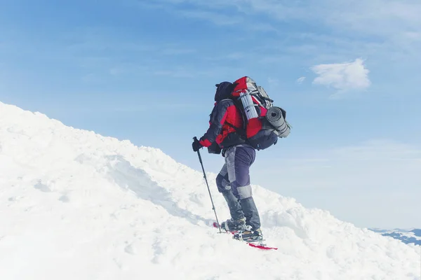 Caminante raquetas de nieve corriendo en polvo nieve con hermosa salida del sol li — Foto de Stock