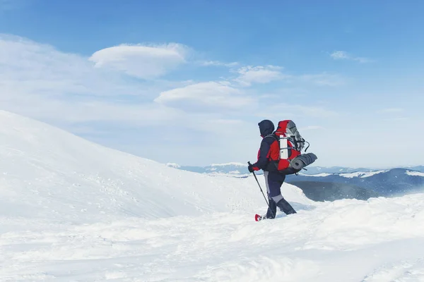 Caminhante sapato de neve correndo na neve em pó com belo nascer do sol li — Fotografia de Stock