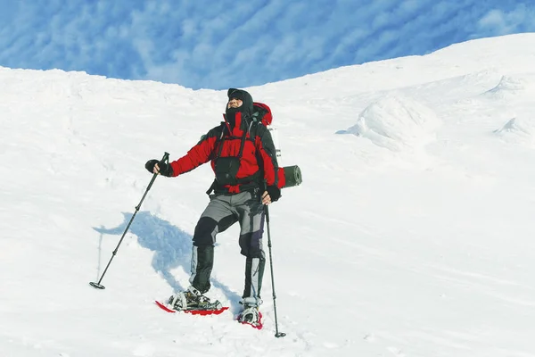 Snösko walker körs i pudersnö med vacker soluppgång li — Stockfoto