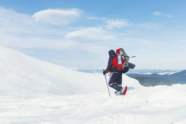 Χιονοπέδιλα walker τρέξιμο στο χιόνι με την όμορφη ανατολή του ηλίου li — Φωτογραφία Αρχείου