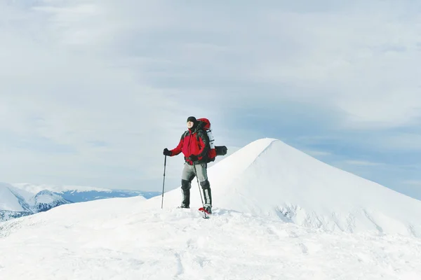 Caminhante sapato de neve correndo na neve em pó com belo nascer do sol li — Fotografia de Stock