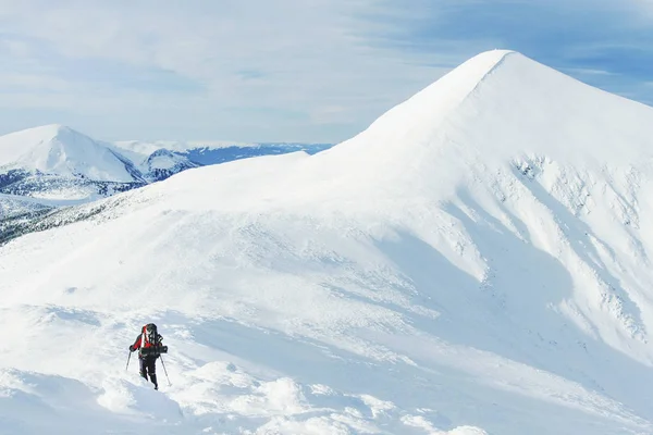 Snøskosvandrer i puddersnø med vakker soloppgang li – stockfoto