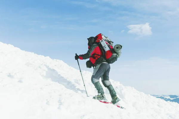 Caminante raquetas de nieve corriendo en polvo nieve con hermosa salida del sol li — Foto de Stock