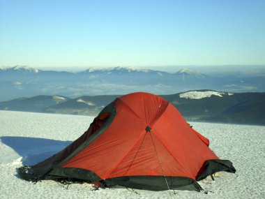 Dağlarda kar ayakkabıları bir sırt çantası ile hiking kış ve 