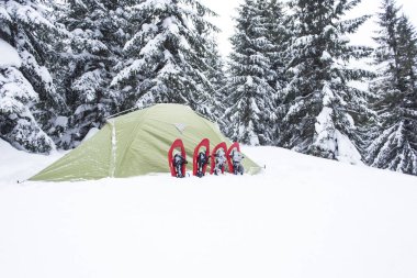 Dağlarda kar ayakkabıları bir sırt çantası ile hiking kış ve 