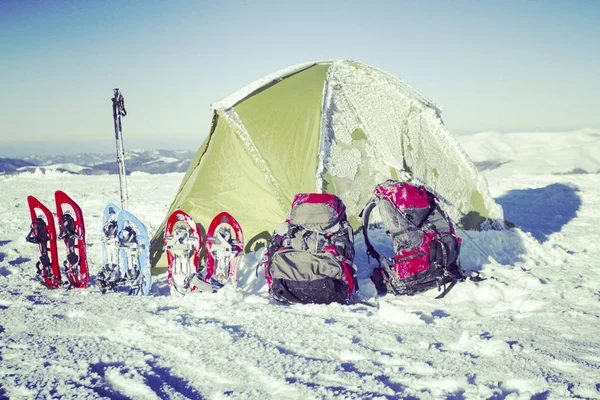 在山中徒步旅行背包与雪的冬天， — 图库照片