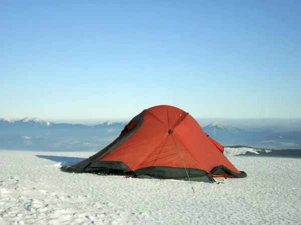 在山中徒步旅行背包与雪的冬天， — 图库照片