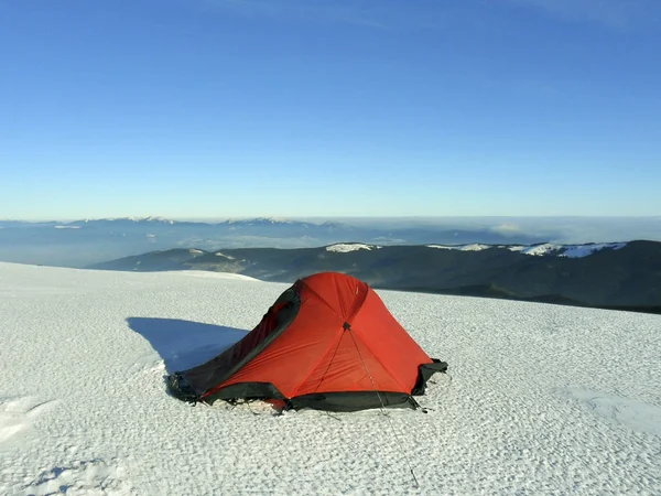 Senderismo de invierno en las montañas en raquetas de nieve con una mochila y —  Fotos de Stock