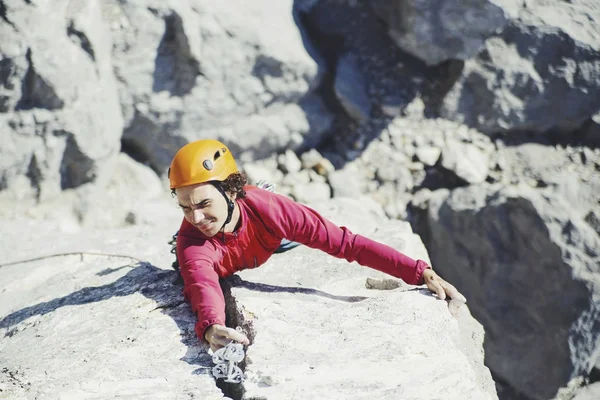 Mann macht große Kletterwand in den Bergen. — Stockfoto