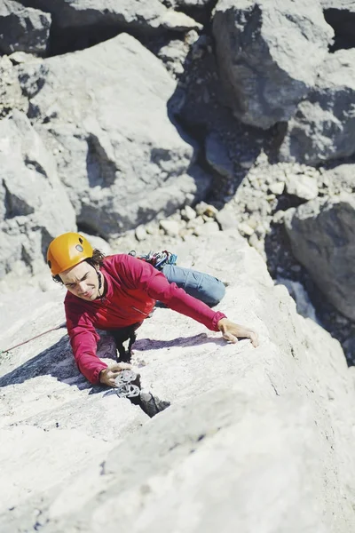 Homem faz uma grande parede escalando nas montanhas. — Fotografia de Stock