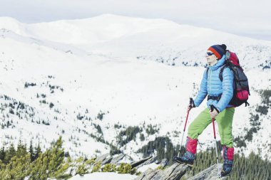 Uzun yürüyüşe çıkan kimse kış dağlarda. Adam mountai trekking sırt çantası ile