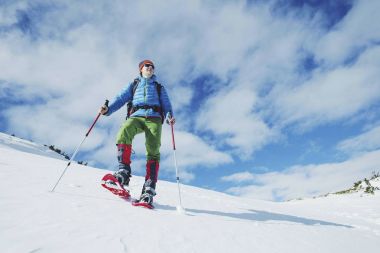 Uzun yürüyüşe çıkan kimse kış dağlarda. Adam mountai trekking sırt çantası ile
