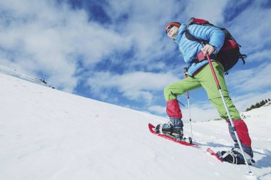 Uzun yürüyüşe çıkan kimse kış dağlarda. Adam mountai trekking sırt çantası ile