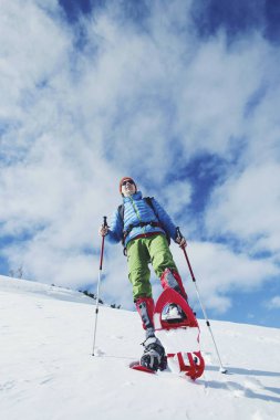 Uzun yürüyüşe çıkan kimse kış dağlarda. Adam mountai trekking sırt çantası ile