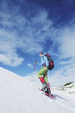 Uzun yürüyüşe çıkan kimse kış dağlarda. Adam mountai trekking sırt çantası ile