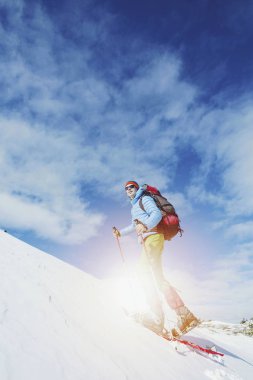 Uzun yürüyüşe çıkan kimse kış dağlarda. Adam mountai trekking sırt çantası ile