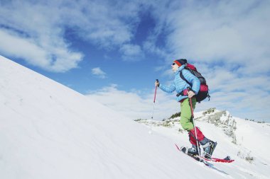 Uzun yürüyüşe çıkan kimse kış dağlarda. Adam mountai trekking sırt çantası ile