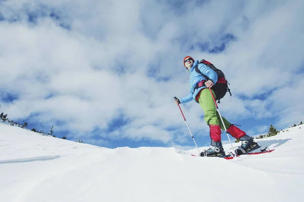 Wandelaar in winter bergen. Man met rugzak wandeltochten in spoortraject — Stockfoto