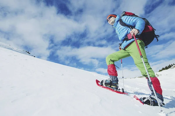 冬の山のハイカー。山でトレッキングのバックパックを持つ男 — ストック写真