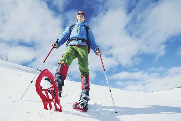 Wandelaar in winter bergen. Man met rugzak wandeltochten in spoortraject — Stockfoto