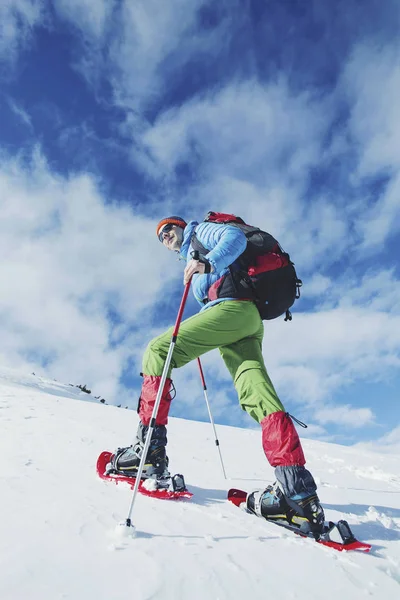 Uzun yürüyüşe çıkan kimse kış dağlarda. Adam mountai trekking sırt çantası ile — Stok fotoğraf