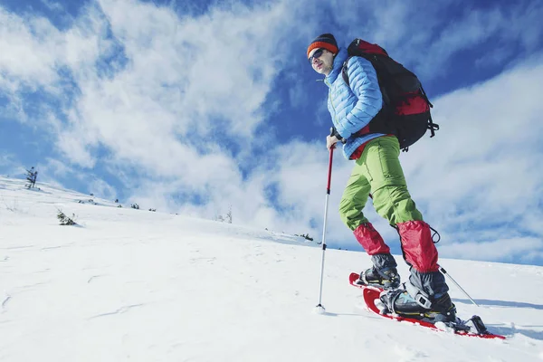 Hiker in winter mountains. Man with backpack trekking in mountai — Stock Photo, Image