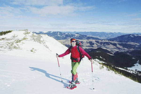 Escursionista sulle montagne invernali. Uomo con zaino trekking in mountai — Foto Stock