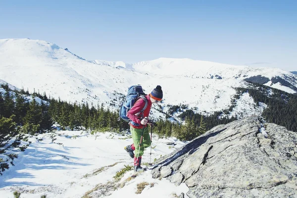 登山者在冬山。背包徒步的人在群山 — 图库照片