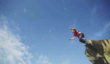 Bir adam bir kanyona bir uçurumdan atlar..
