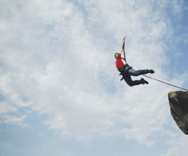Bir adam bir kanyona bir uçurumdan atlar..