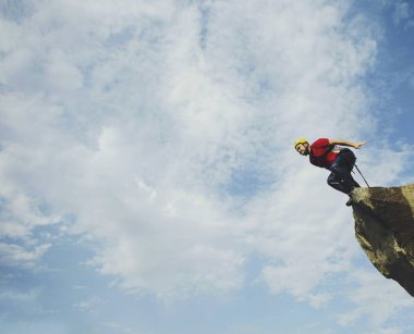 Bir adam bir kanyona bir uçurumdan atlar..