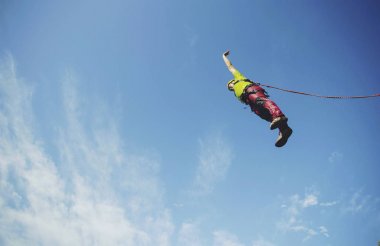 Bir adam bir kanyona bir uçurumdan atlar..