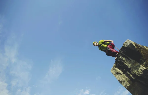 Een man springt in een canyon van een klif. — Stockfoto