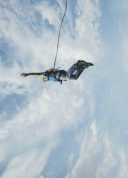 A man jumps into a canyon from a cliff. — Stock Photo, Image