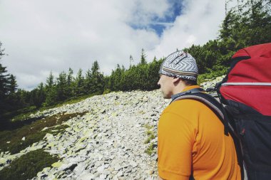 Bir sırt çantası ve çadır ile dağlarda yaz zammını.