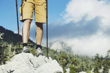 Bir sırt çantası ve çadır ile dağlarda yaz zammını.