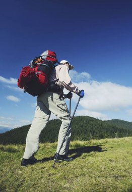 Bir sırt çantası ve çadır ile dağlarda yaz zammını.