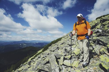 Bir sırt çantası ve çadır ile dağlarda yaz zammını.