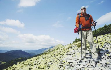 Bir sırt çantası ve çadır ile dağlarda yaz zammını.