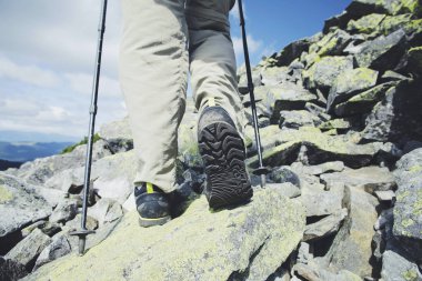 Bir sırt çantası ve çadır ile dağlarda yaz zammını.