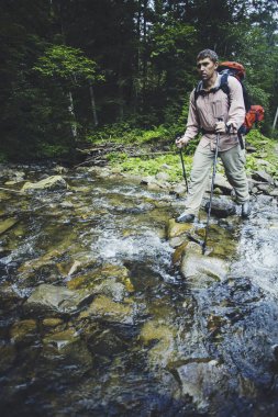 Bir sırt çantası ve çadır ile dağlarda yaz zammını.