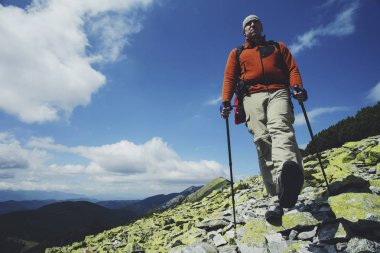 Bir sırt çantası ve çadır ile dağlarda yaz zammını.